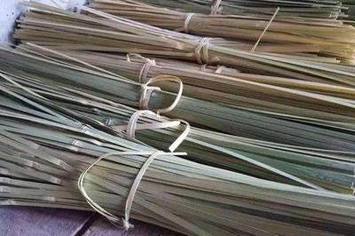 竹子在农村只能做簸箕用,但是拉到加工厂做成这些产品利润翻十倍